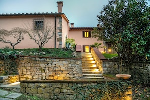Exterior - 1800s farmhouse among olive trees near Cerreto (Prato)