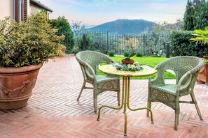 Outdoor dining - 1800s farmhouse among olive trees near Cerreto (Prato)