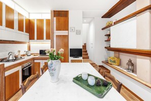 Mikrovågsugn, ugn, diskmaskin och kaffe- och tebryggare