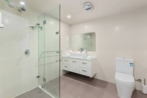 Hair dryer, towels - Cityline Haven Harbourside Living with City Energy (Pyrmont)