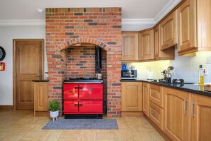 Microwave, oven, stovetop, dishwasher - Turner’s Corner | Hot Tub Retreat, Escape Ordinary (Aghadowey)