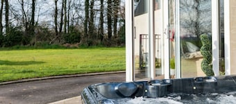 Turner’s Corner | Hot Tub Retreat, Escape Ordinary
