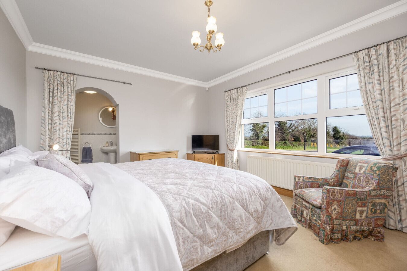 Iron/ironing board, travel crib, WiFi, bed sheets