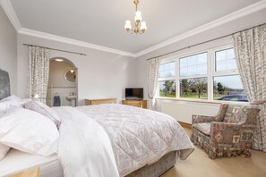 Iron/ironing board, travel cot, WiFi, bed sheets - Turner’s Corner | Hot Tub Retreat, Escape Ordinary (Aghadowey)