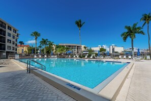 A heated pool - ☀️🏖️Gorgeous Bay View | Steps to the Beach | Santa Maria #205- Manatee Cove (Fort Myers Beach)