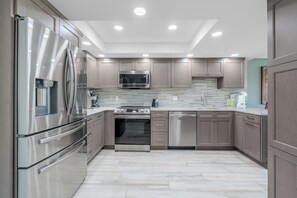 Refrigerador, microondas, horno, placa de cocina