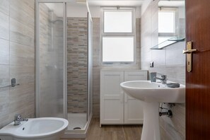 Shower, bidet, towels