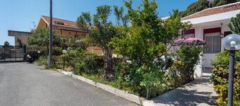 A cozy apartment of approximately 90 square meters, spread over two levels connected by stairs, accommodating up to 6 people.The property is located in Torre Faro, a charming seaside village about 15 km from Messina, where the Ionian and Tyrrhenian Seas 