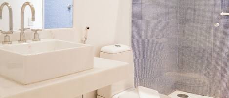 Deluxe Triple Room | Bathroom