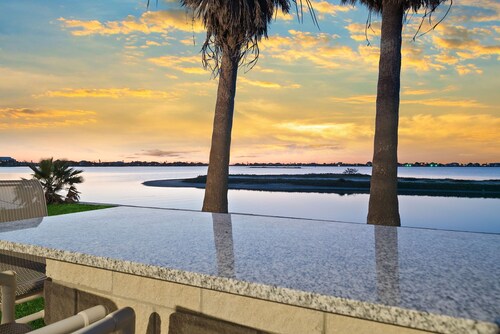 7 Palms | 4BR Waterfront Home with Patio, Grill, Bar Area & Water Views