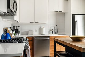 Fridge, microwave, oven, stovetop - Wonderland · Sleeps 24, Pool, Hot Tub, Soccer, etc (Austin)