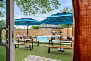 Outdoor dining - Wonderland · Sleeps 24, Pool, Hot Tub, Soccer, etc (Austin)