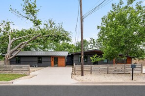 Exterior - Wonderland · Sleeps 24, Pool, Hot Tub, Soccer, etc (Austin)