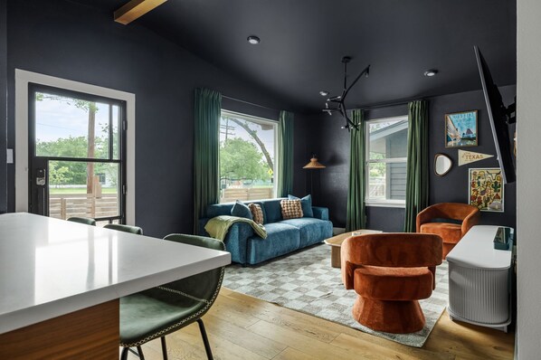 Living area - Wonderland Unit A · Sleeps 12, Hot Tub & BBQ (Austin)