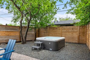 Outdoor spa tub - Wonderland Unit A · Sleeps 12, Hot Tub & BBQ (Austin)