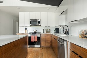 Private kitchen - Wonderland Unit A · Sleeps 12, Hot Tub & BBQ (Austin)