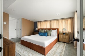 Room - Wonderland Unit A · Sleeps 12, Hot Tub & BBQ (Austin)