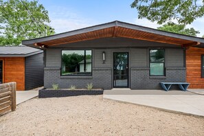 Exterior - Wonderland Unit A · Sleeps 12, Hot Tub & BBQ (Austin)