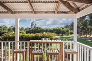 Outdoor dining - Canopy House Refined Bushland Haven near the Coast (Quedjinup)