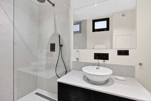 Shower, hair dryer, towels - Maison Grand-Place 2 (Brussels)