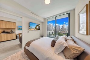 2 bedrooms, WiFi, bed sheets - New 1BR+Den | Rooftop Deck | Walk to FIFA Fan Fest (Miami)