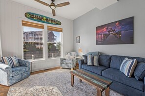 TV - Surf's Up: Waterfront | Shared Pool | Dogs OK (Manteo)