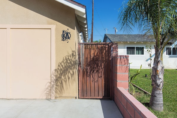 Exterior detail - Cozy 1-bedroom house in charming La Puente with AC (La Puente)