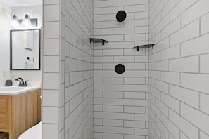 Regadera, toallas, jabón, papel de baño
