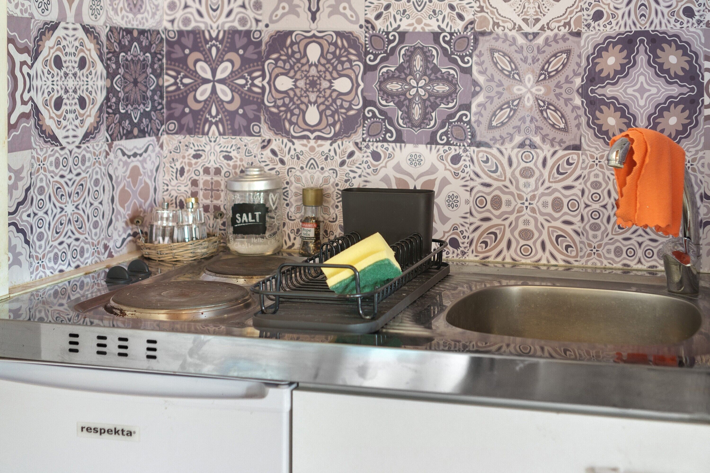 Fridge, oven, stovetop, cookware/dishes/utensils