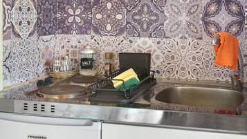 Fridge, oven, stovetop, cookware/dishes/utensils