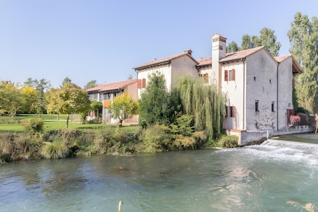 Exterior. 'Grimilda' Apartment with Shared Pool, Wi-Fi and Air Conditioning