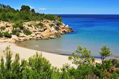 Design 3-bedroom chalet 10-min walk to the beach with studio-office by the pool