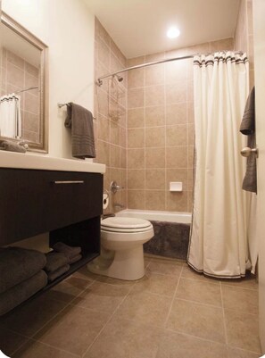Toallas, jabón, papel de baño 