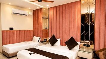 Comfort Triple Room | Desk, laptop workspace, free WiFi, bed sheets