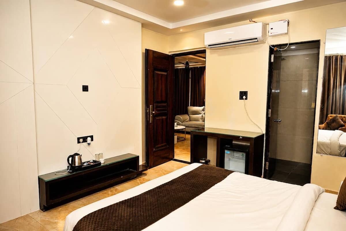Family Studio | Desk, laptop workspace, free WiFi, bed sheets