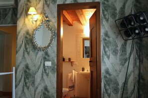 Bathroom - Morgana Double Room with Shared Pool, Wi-Fi, and Air Conditioning (Piombino Dese)