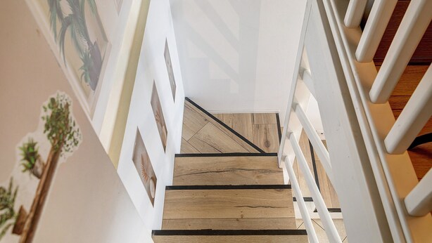 A staircase with wooden steps and white railings. - Holiday Home 'Dimora Chiaretta' with Balcony, Wi-Fi and Air Conditioning (Caronno Pertusella)