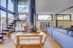 TV, fireplace - Villa Cacahuète - Three Bedroom House, Sleeps 6 (Izon)