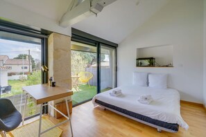 Iron/ironing board, free WiFi, bed sheets - Villa Cacahuète - Three Bedroom House, Sleeps 6 (Izon)