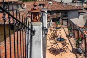Outdoor dining - Central Budget Rooms (Bergamo)