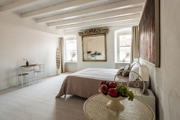 Apartment | Blackout drapes, iron/ironing board, free WiFi - Central Budget Rooms (Bergamo)