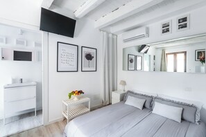 Apartment | Blackout drapes, iron/ironing board, free WiFi - Central Budget Rooms (Bergamo)
