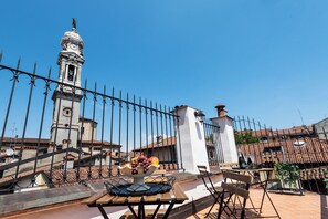 Outdoor dining - Central Budget Rooms (Bergamo)