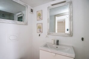 Apartment | Bathroom - Central Budget Rooms (Bergamo)