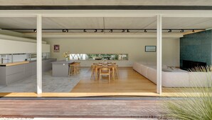 Ein modernes Interieur mit Essbereich, Küche und Sitzgelegenheiten.