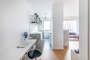 Eine moderne Wohnung mit Küche, Essbereich und Wohnzimmer.