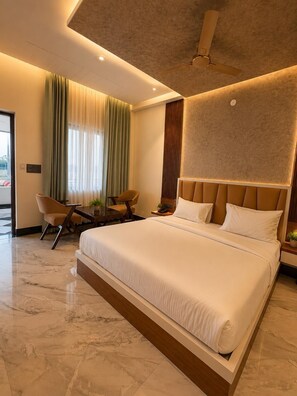 Deluxe Double Room, Garden View | Peti besi dalam bilik, meja, ruang kerja komputer riba 