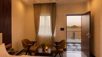Habitación Deluxe doble, vistas al jardín | Caja fuerte, escritorio, espacio para trabajar con un portátil