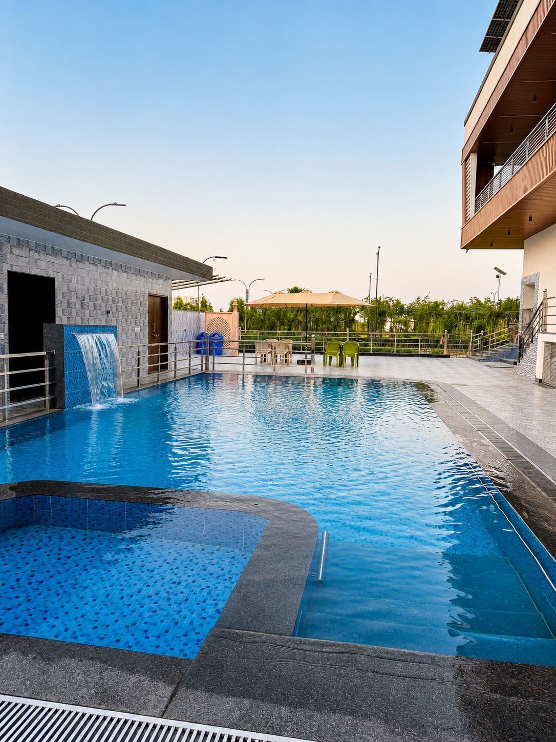 Piscine extérieure en saison