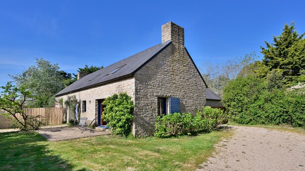 A stone house with a chimney, a gravel driveway, and a grassy yard. - Penty du Trehiat - À moins d'1 km de la plage (Sarzeau)